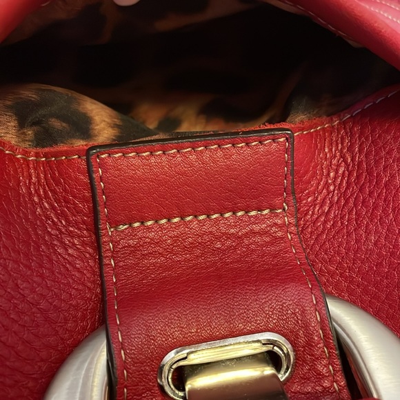 B MAKOWSKY GENUINE RED PEBBLED LEATHER CROSSBODY HANDBAG WITH LEOPARD LINING - Picture 13 of 13